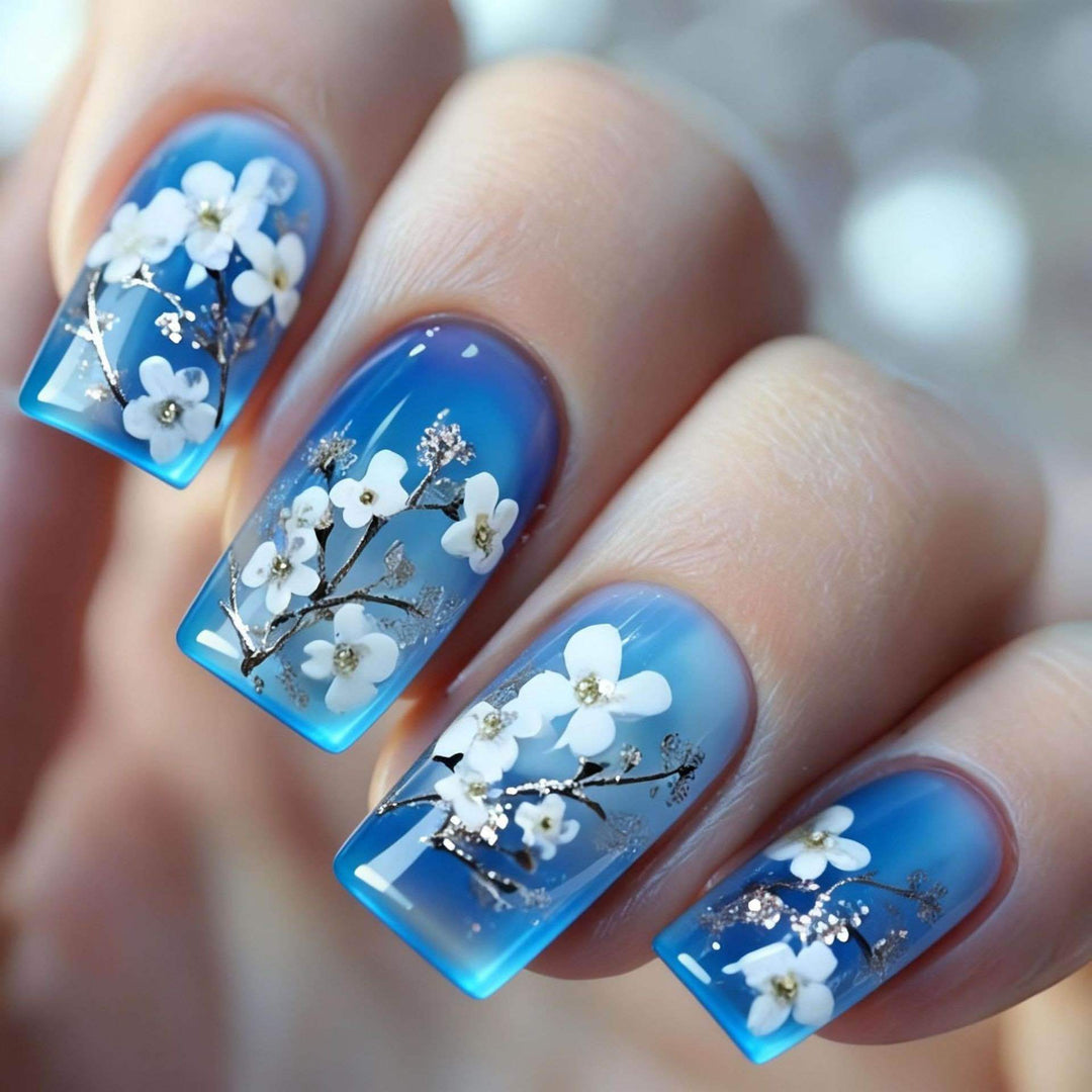 Kunstnagelset mit floralen Designs und Glitzerakzenten Karnz