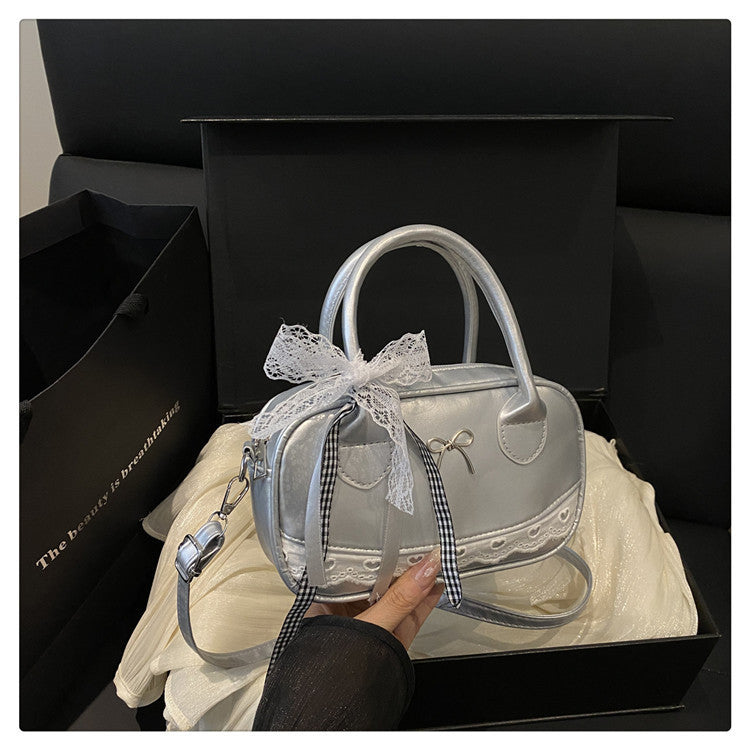 Elegante mit Spitzenbesatz verzierte Bogenhandtasche Karnz