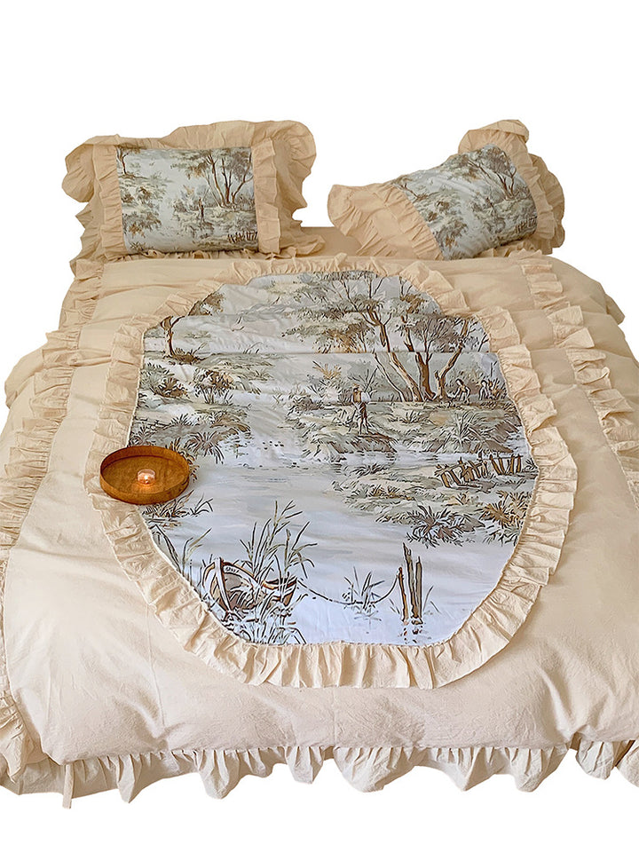 Romantische Bettgarnitur mit Musselin‑Optik, Volantkante und Toile‑Läufer