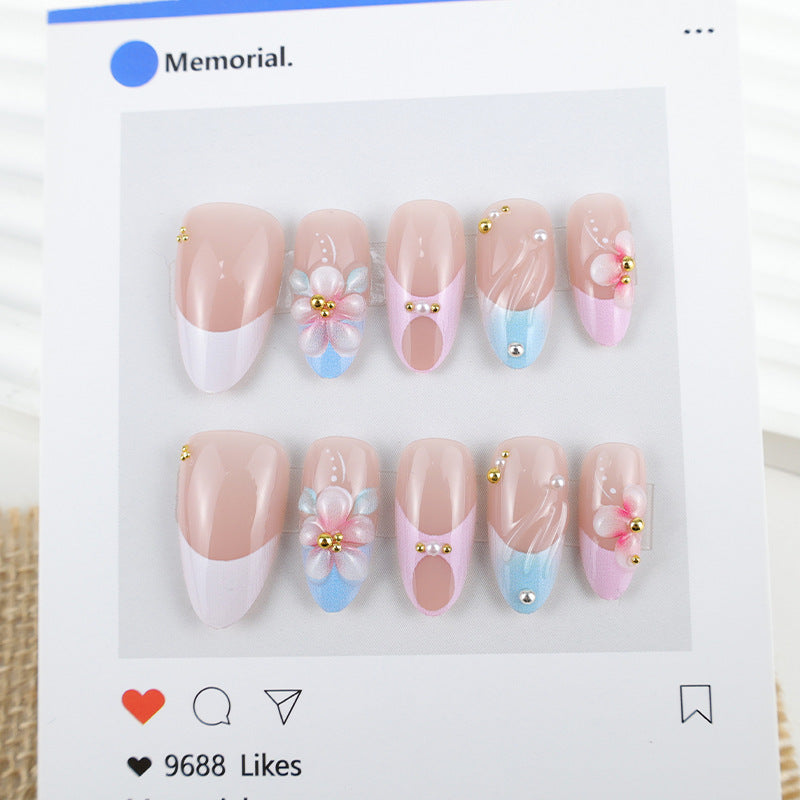 Kunstnagelset mit romantischen Blütenmotiven und eleganten Akzenten Karnz