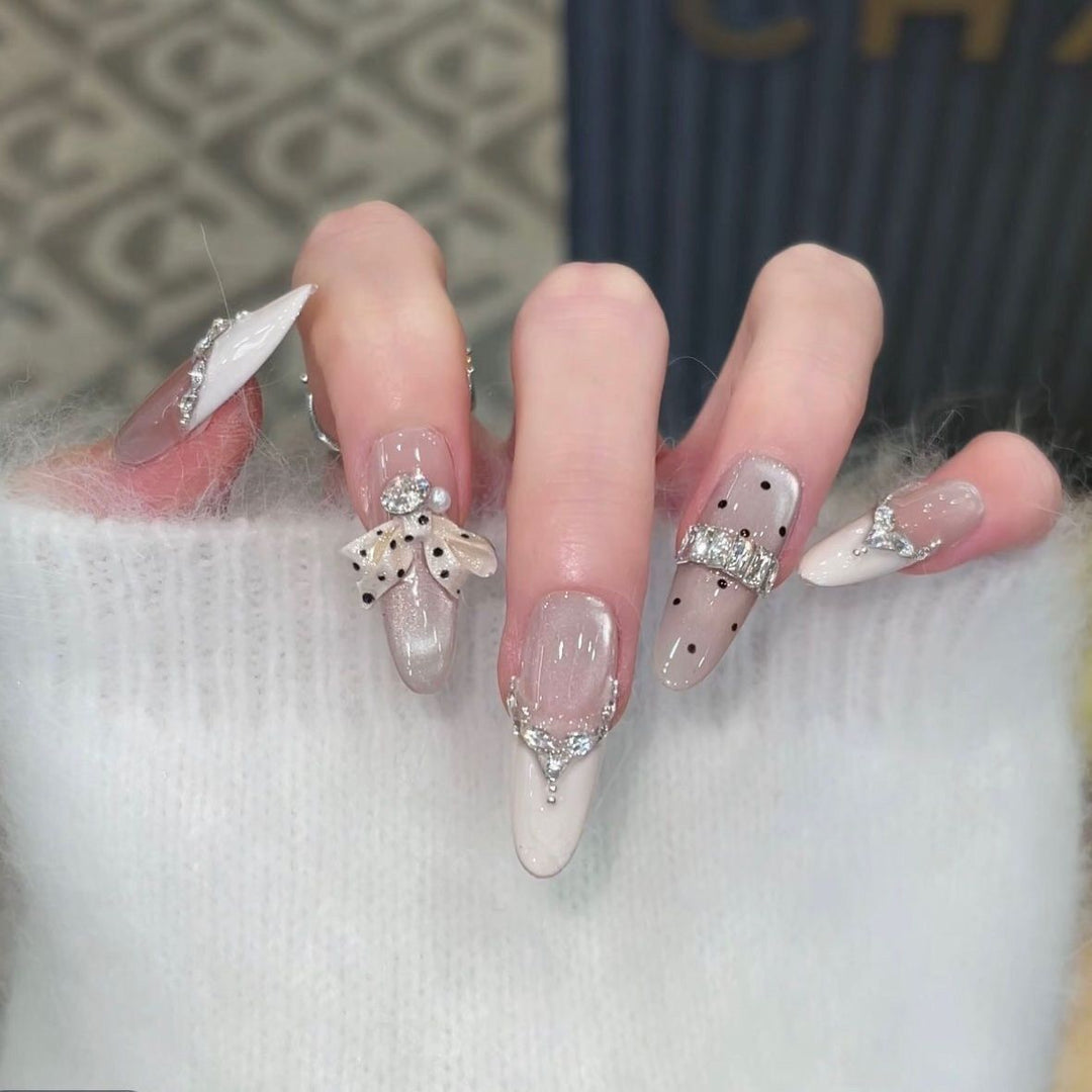 Glamouröse mit Kristallen verzierte Press-On Nagelverlängerungen Karnz