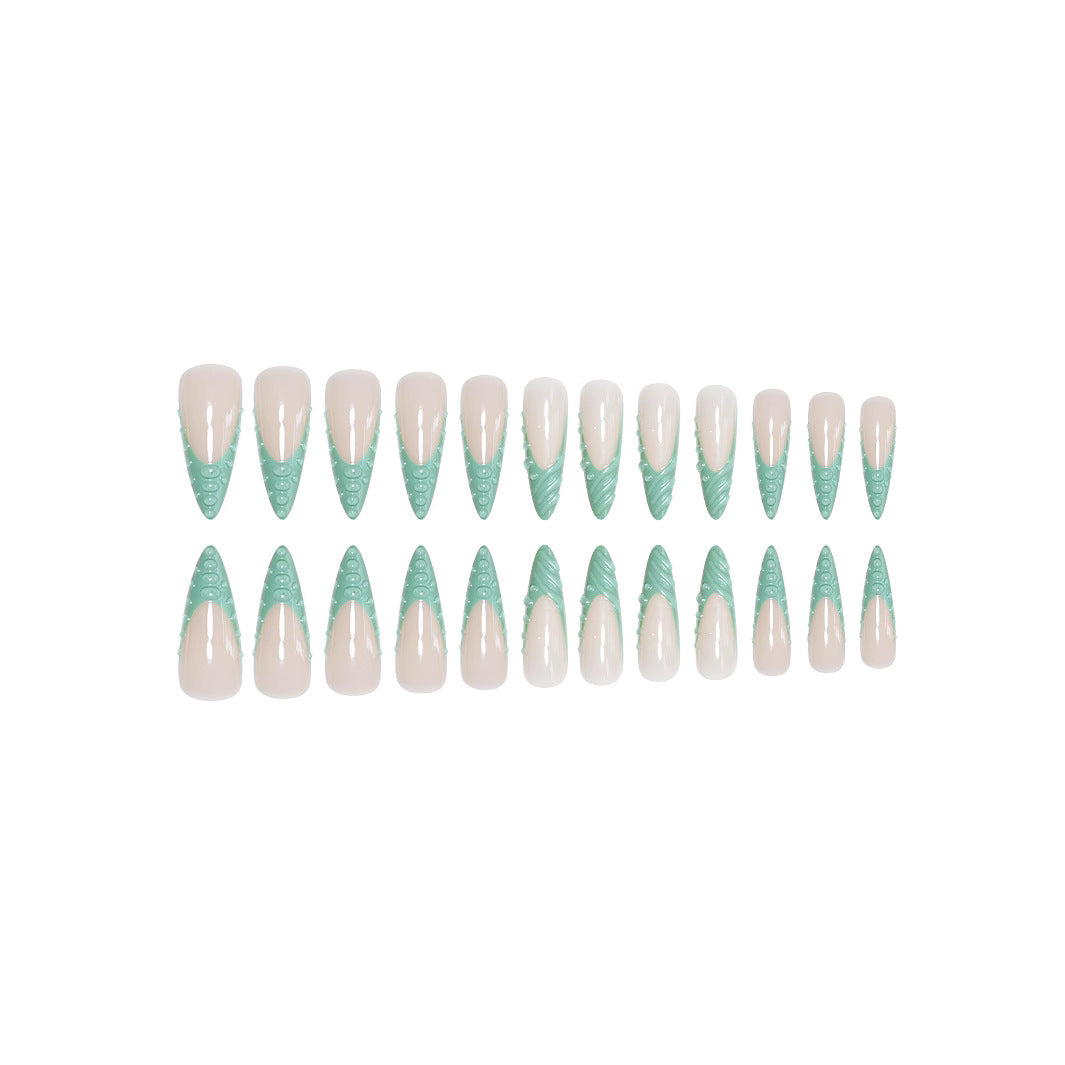 Aufwendige 3D-skulptierte Nagelverzierungen Karnz