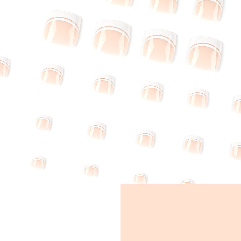 Kunstvolle Fußnagelkunst mit elegantem French-Tip Design Karnz