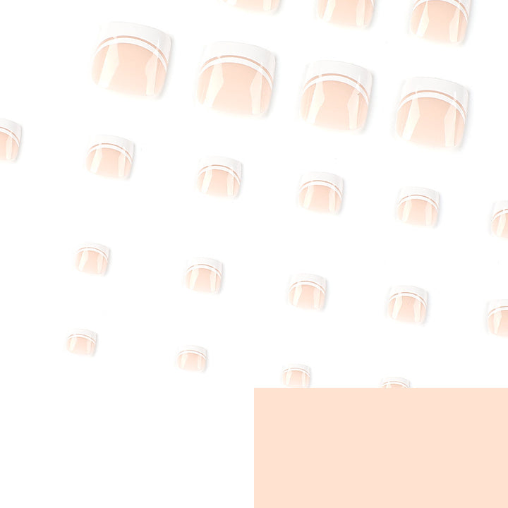Kunstvolle Fußnagelkunst mit elegantem French-Tip Design Karnz