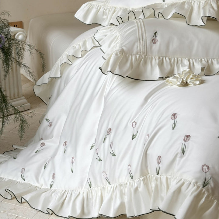 Romantische Baumwoll-Perkal Bettwäsche-Garnitur mit Rüschensaum und besticktem Tulpenmotiv