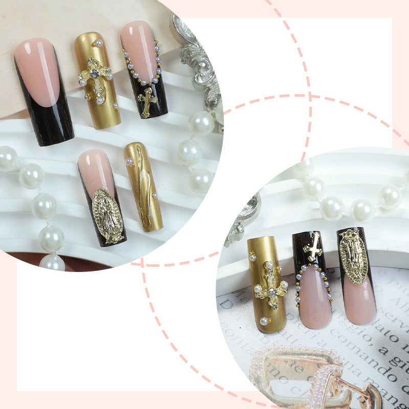 Künstlerische Press-On Nail Kollektion mit glamourösen Schmuckakzenten Karnz