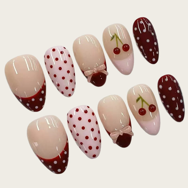 Kunstvoll gestaltete Nagelspitzen mit Kirsch- und Punkte-Motiven Karnz