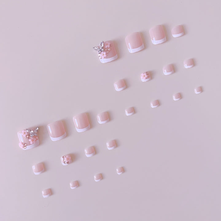 Kunstnagelset mit eleganten 3D-Blüten und Glitzerakzenten Karnz