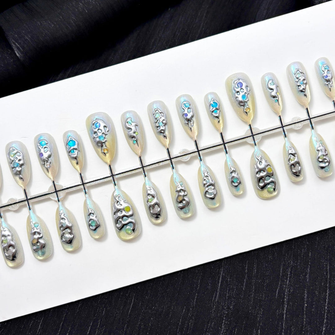 Künstlerisches Press-On Nagelset mit einzigartigem Design