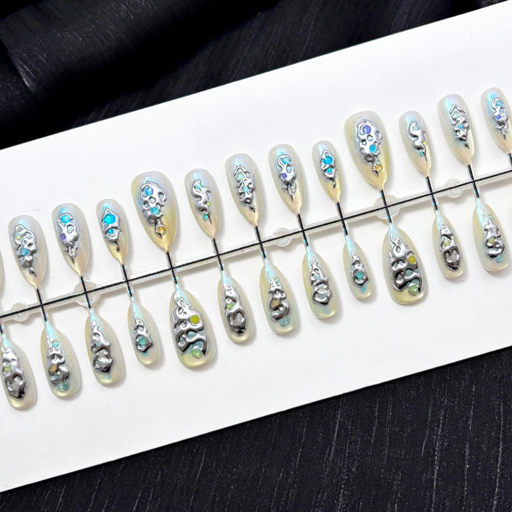 Künstlerisches Press-On Nagelset mit einzigartigem Design