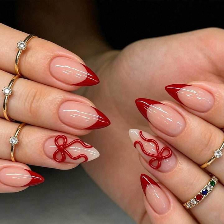 Kunstnagelset mit elegantem Motiv und Glitzerakzenten Karnz