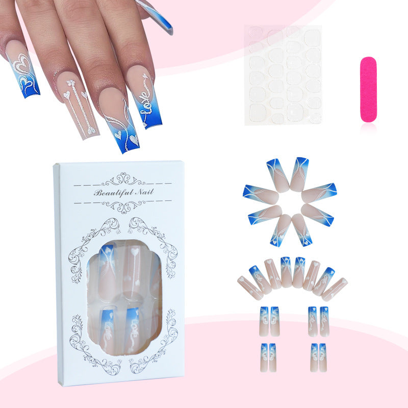 Kreatives Kunstnagelset mit eleganten Herz- und Farbverlaufsmustern Karnz