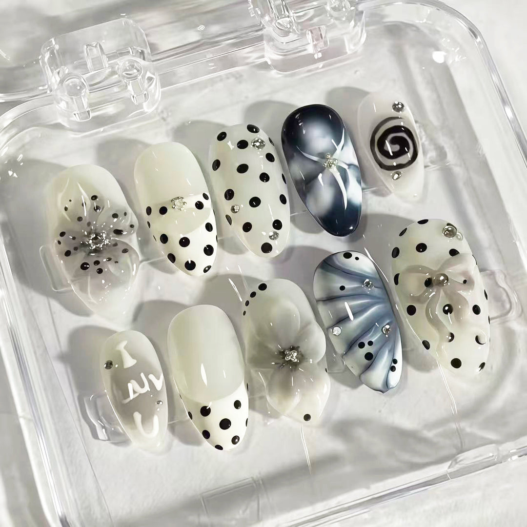Elegantes Press-On-Nagelkunst-Set mit floralen und Schmuckdesigns