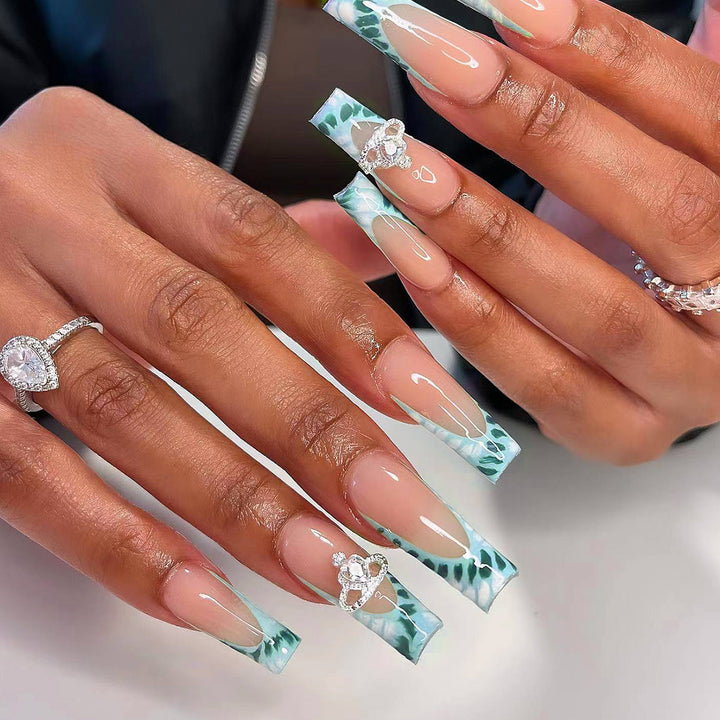 Exquisite Kunstnägel mit Schmuckdetails Karnz