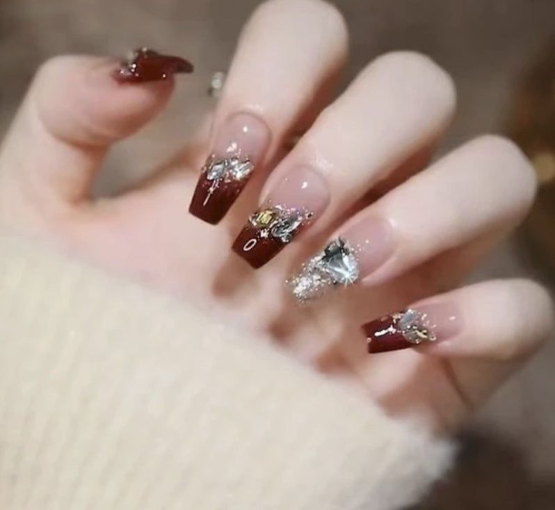 Kunstvolle Nagelkunst mit Glitzer- und Blumenapplikationen Karnz