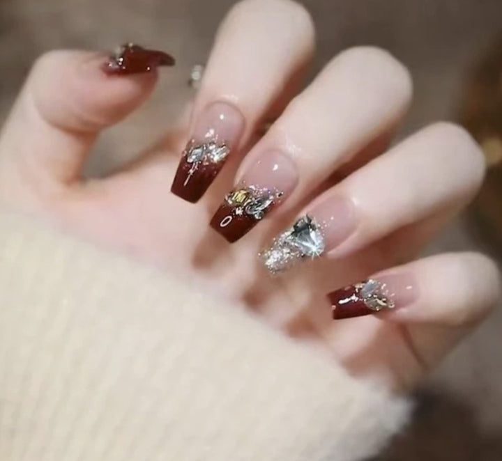 Kunstvolle Nagelkunst mit Glitzer- und Blumenapplikationen Karnz