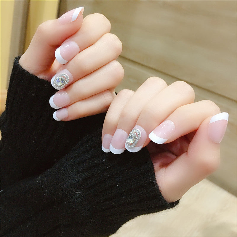 Elegante French Tip Press-On Nägel mit dekorativen Akzenten