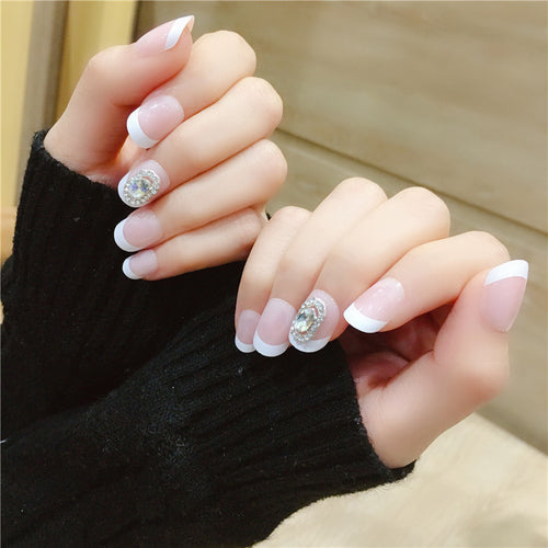 Elegante French Tip Press-On Nägel mit dekorativen Akzenten