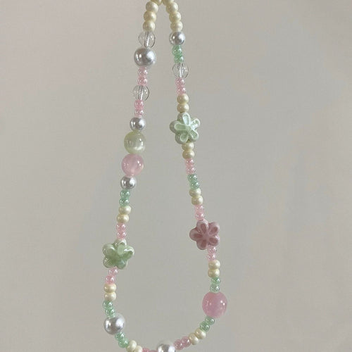 Blumenverzierte Perlenkette Karnz