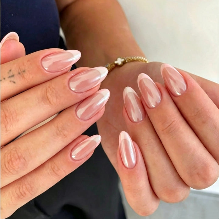 Hochwertige Kunstnägel mit Elegantem French-Tip Design Karnz