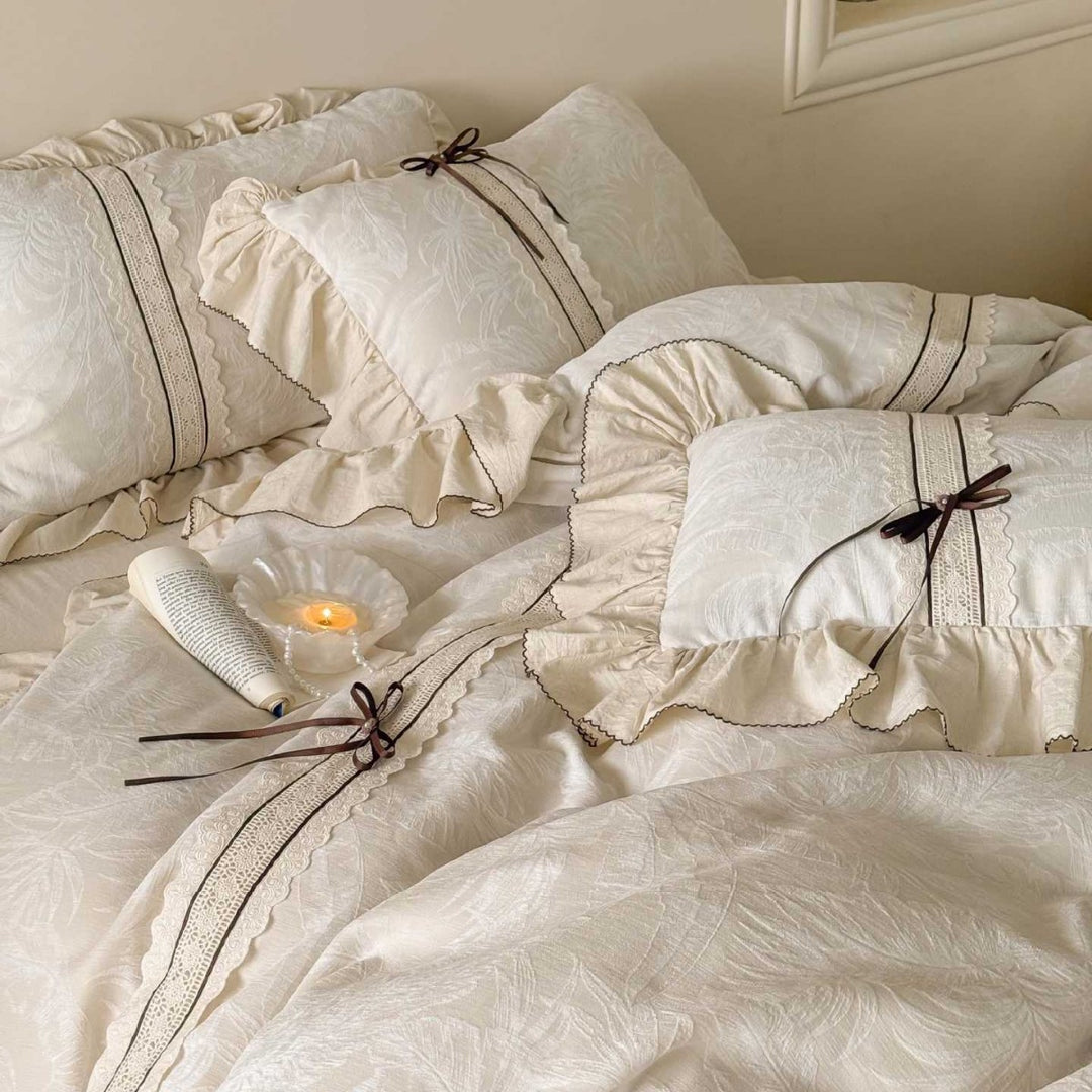 Boudoir-Bettwäschegarnitur aus Baumwoll-Satin mit Jacquardstruktur, Rüschenvolant und Zierband-Schleifen