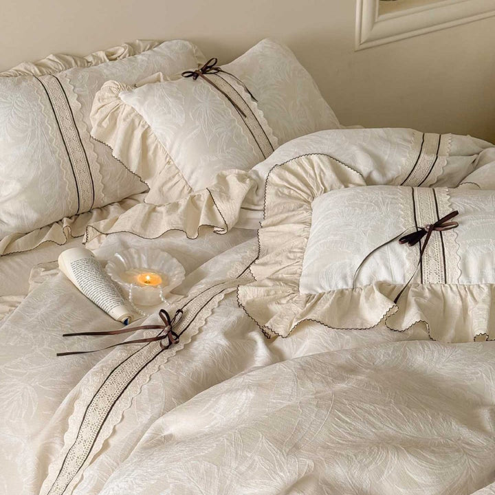 Boudoir-Bettwäschegarnitur aus Baumwoll-Satin mit Jacquardstruktur, Rüschenvolant und Zierband-Schleifen