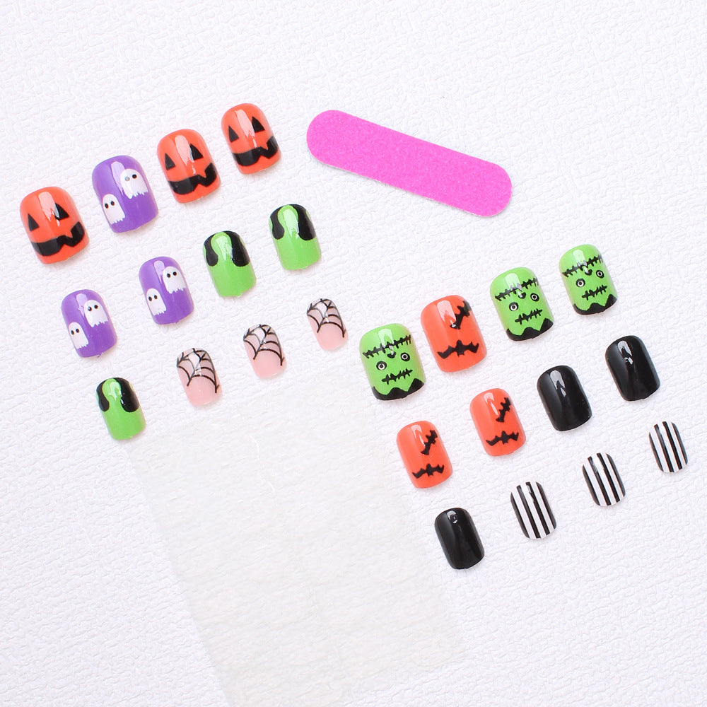 Nagelkunstset mit Halloween-Motiven und kreativen 3D-Akzenten Karnz