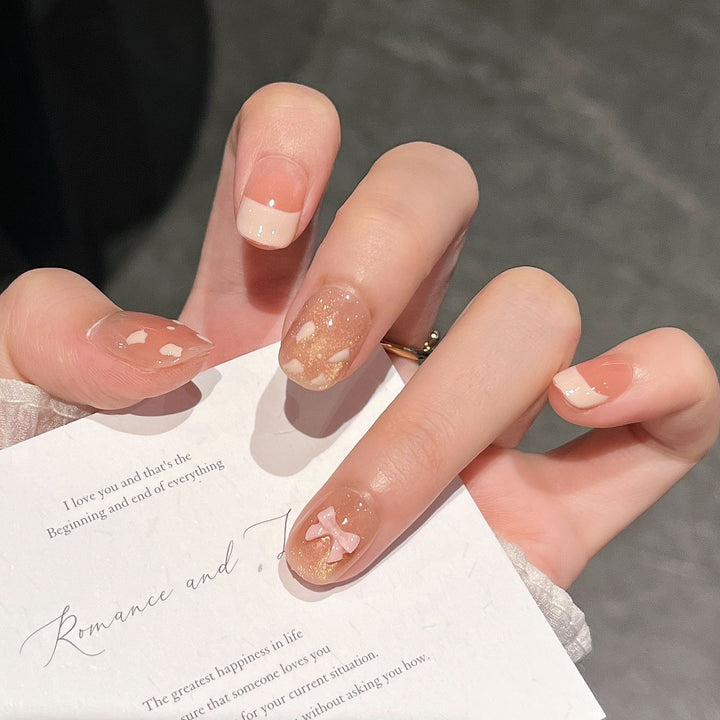 Künstlerisches Nageldesign mit niedlichen Schleifen Karnz