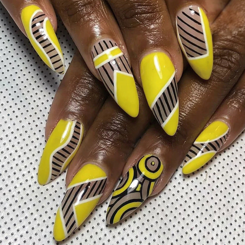 Kunstvolle Fingernägel mit geometrischem Design Karnz