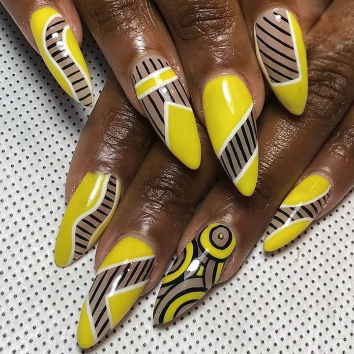 Kunstvolle Fingernägel mit geometrischem Design Karnz