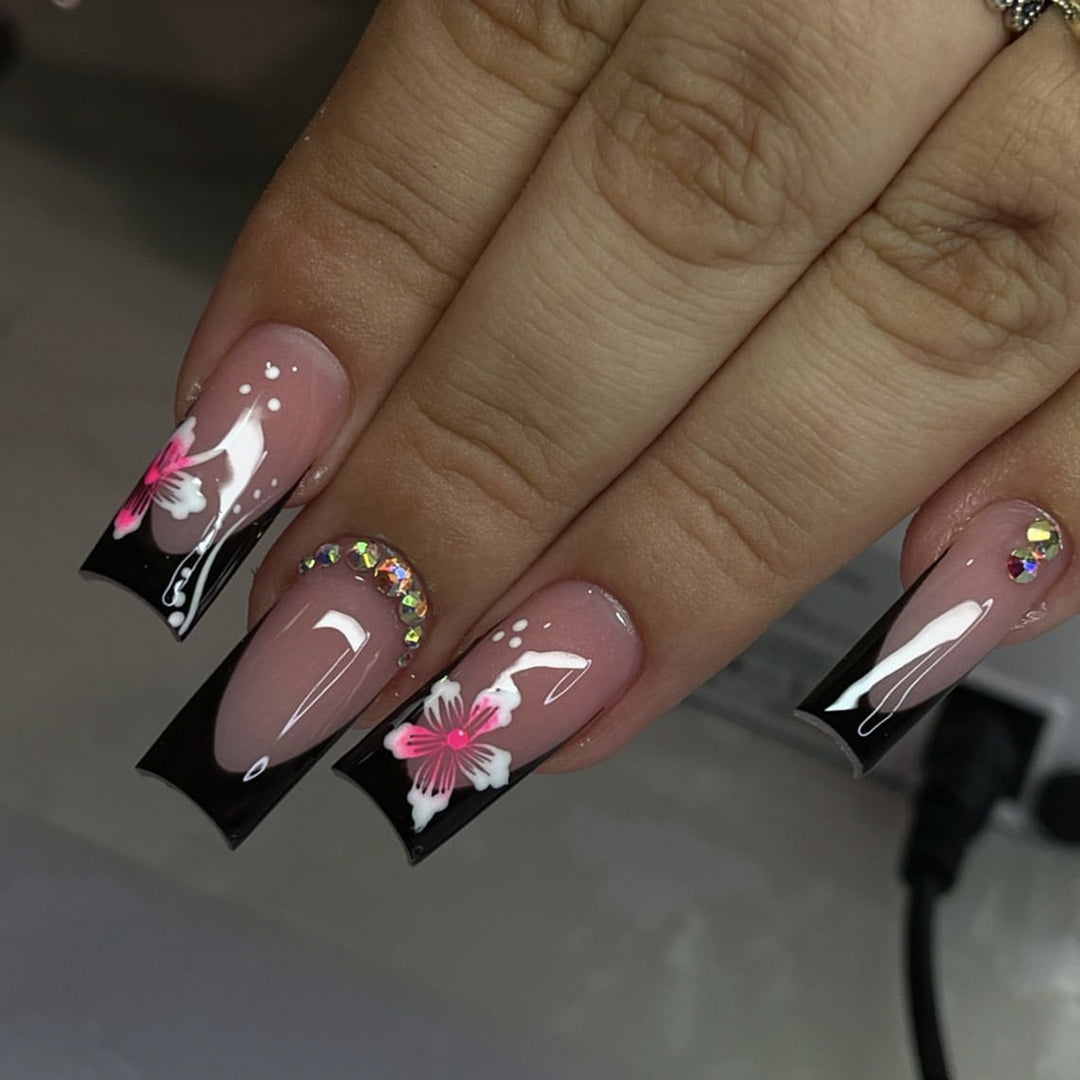 Glamouröse Blumenakzent Stiletto Nagelkunst Verlängerungen Karnz