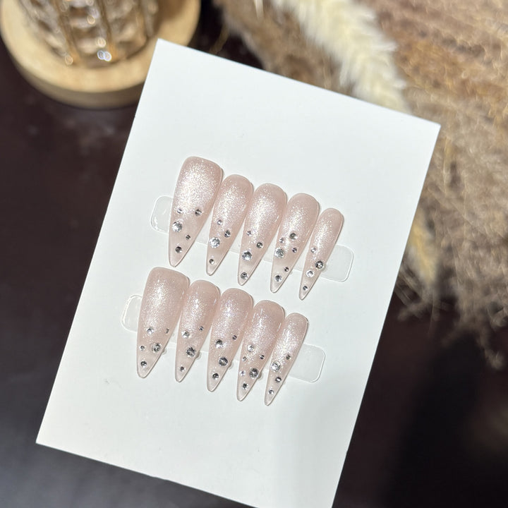 Elegante mit Strass veredelte Stiletto Press-On Nägel Karnz