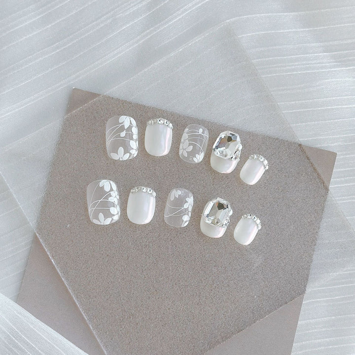 Künstlerisches Press-On Nagelkunstset mit Herz- und himmlischen Designs