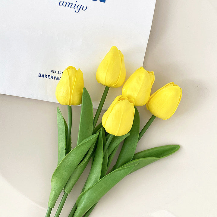 Lebensechte Tulpenblumenarrangement