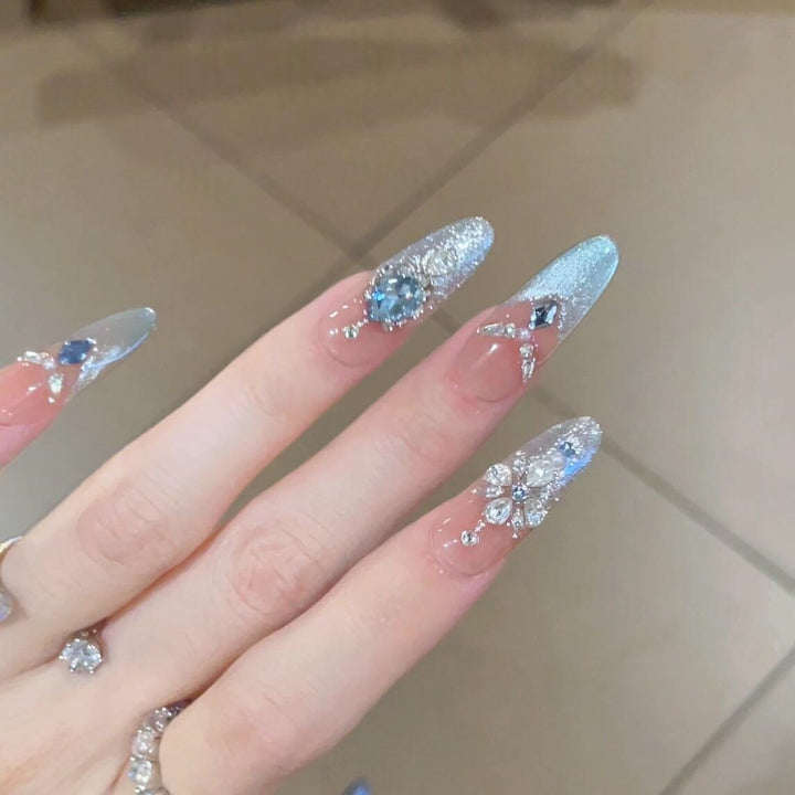 Glamouröse Kunstnägel mit Funkelnden Strassakzenten Karnz