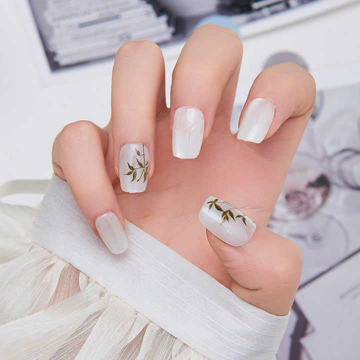Kunstvolle Nagelverlängerungen mit floralen Akzenten Karnz