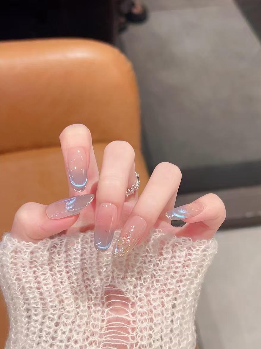 Elegante Ombre-Nagelverlängerungen mit Kristallakzenten