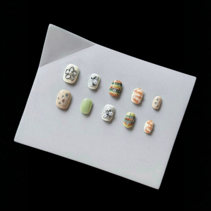 Künstlerisches Press-On-Nagelset mit floralen und strukturierten Designs
