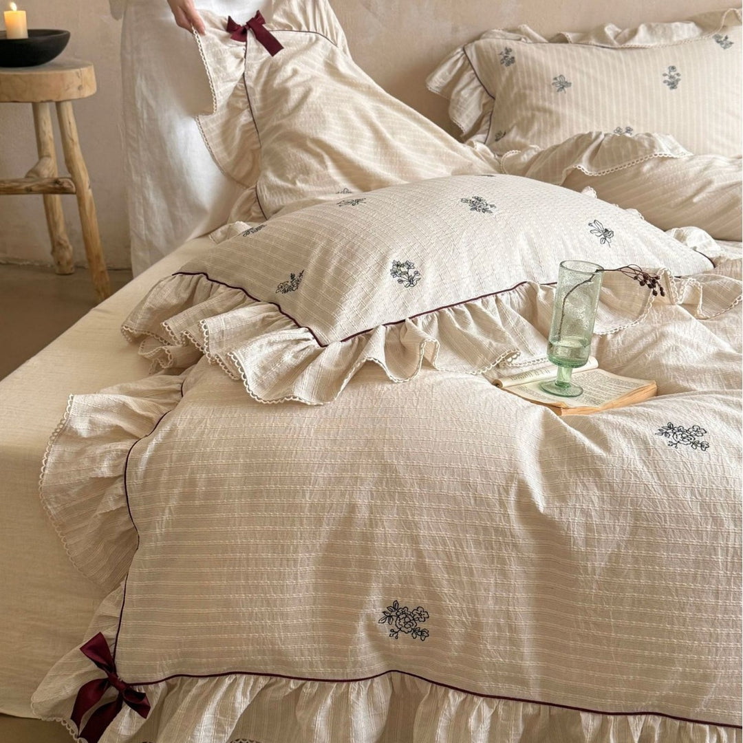 Bettwäscheset im Vintage-Look mit Volant, feiner Streifenstruktur und dezenter Blumenstickerei