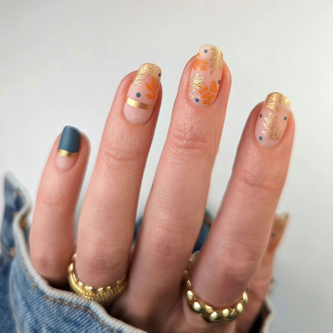 Kunstvolles Nageldesign mit floralem und goldenem Akzent Karnz