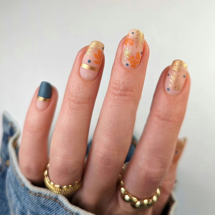 Kunstvolles Nageldesign mit floralem und goldenem Akzent Karnz
