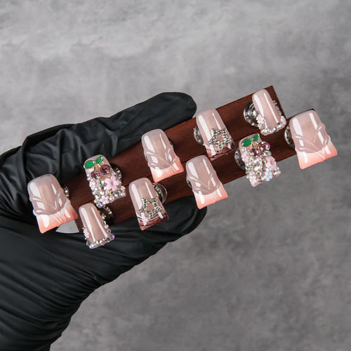 Dekoratives Press-On-Nagelset mit Schmuckverzierungen