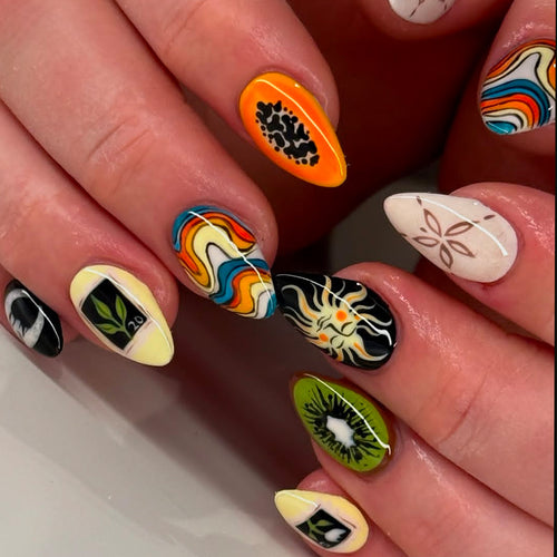 Kreative Kunstnägel mit Abstraktem Design Karnz