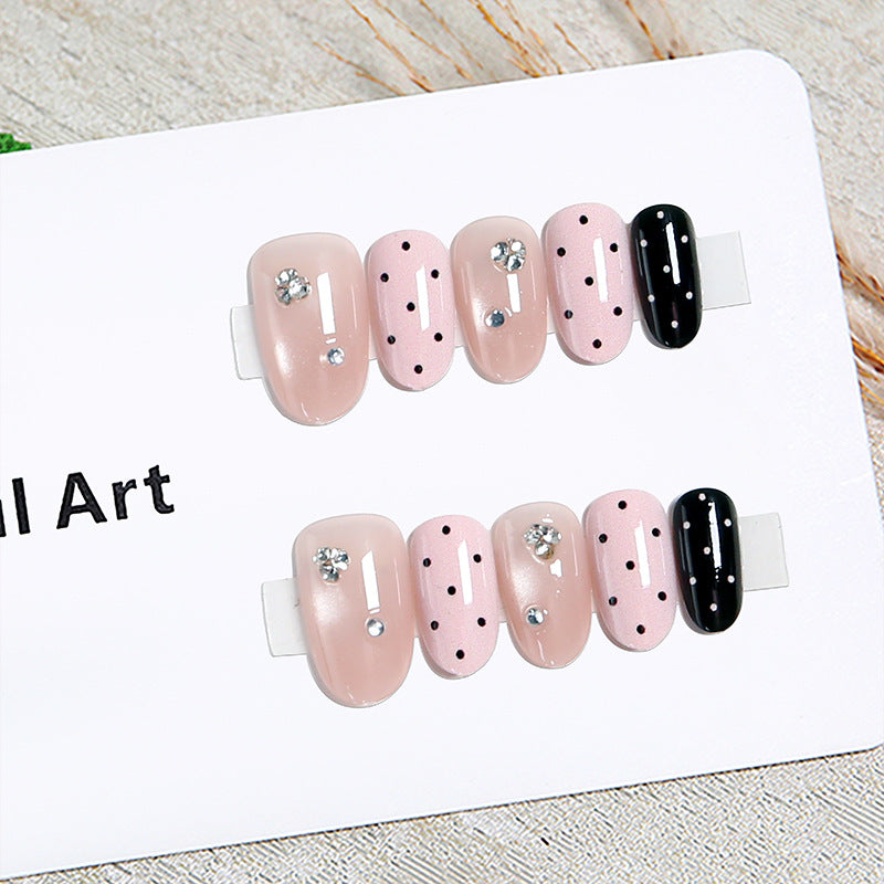 Kunstnagelset mit glamourösen Strassakzenten und modernen Punkten Karnz