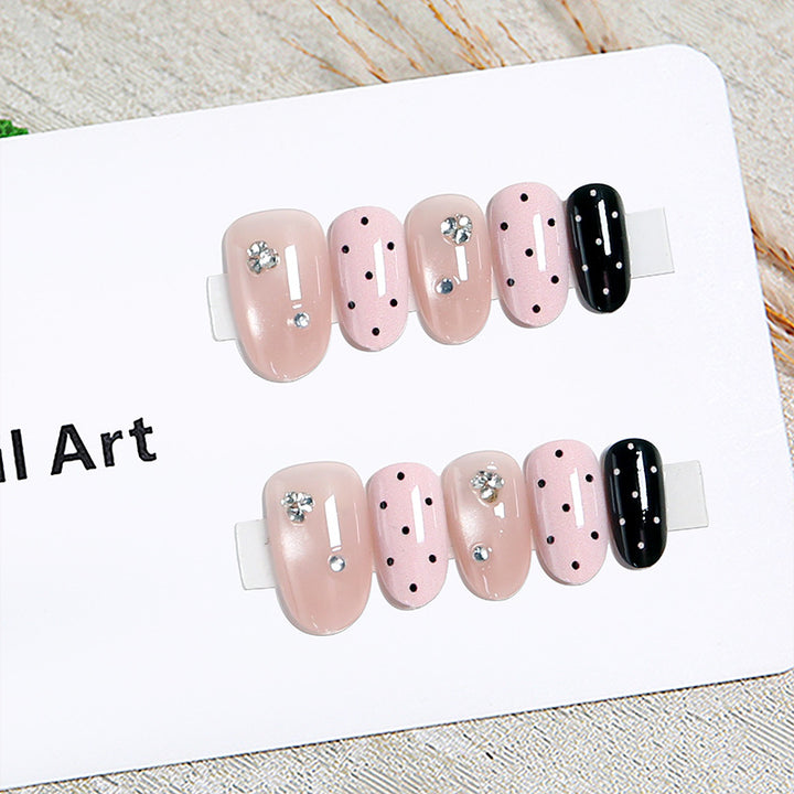 Kunstnagelset mit glamourösen Strassakzenten und modernen Punkten Karnz