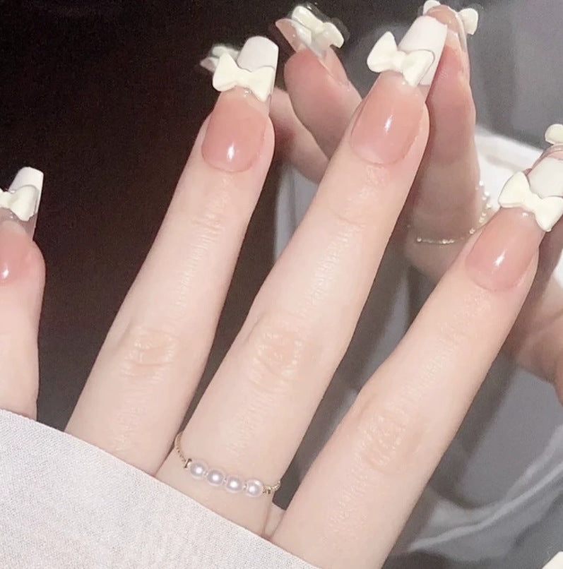 Elegantes Nageldesign mit Perlenverzierung Karnz