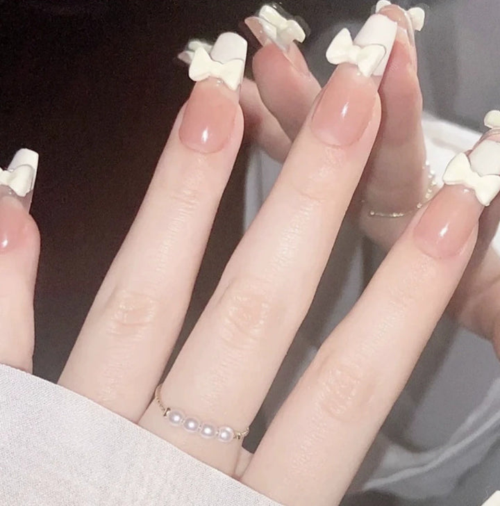 Elegantes Nageldesign mit Perlenverzierung Karnz