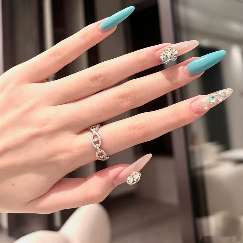Kunstnagelset mit glamourösen 3D-Applikationen und funkelndem Design Karnz