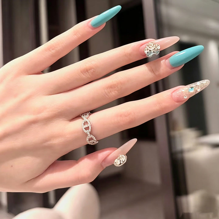Kunstnagelset mit glamourösen 3D-Applikationen und funkelndem Design Karnz