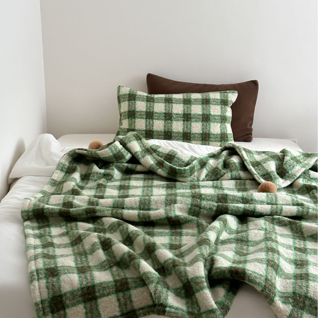Große kuschelige Wohndecke im Nordic-Boho-Muster mit Pompon-Quasten